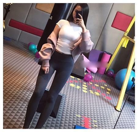 街拍美女：紧身打底裤轻松穿出优雅高级感，干练清爽！