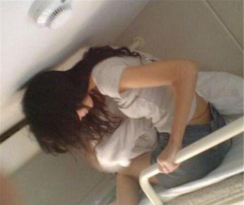 出去旅行时坐火车最好选上铺