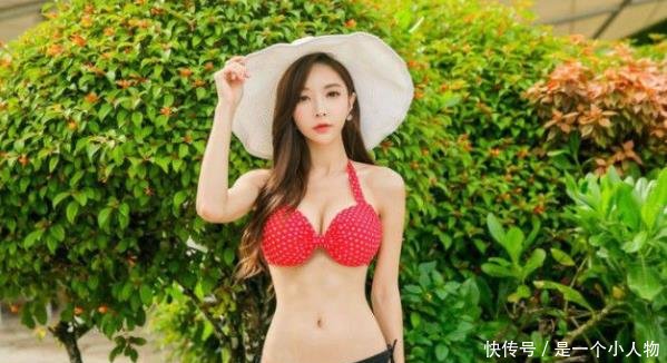 简约大方的泳衣美女，表现得自然悠闲，性感的气质尽显曼妙身姿！