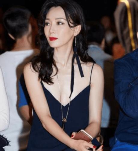 41岁的陈数一颦一笑间熠熠生辉，气质女神当属她了