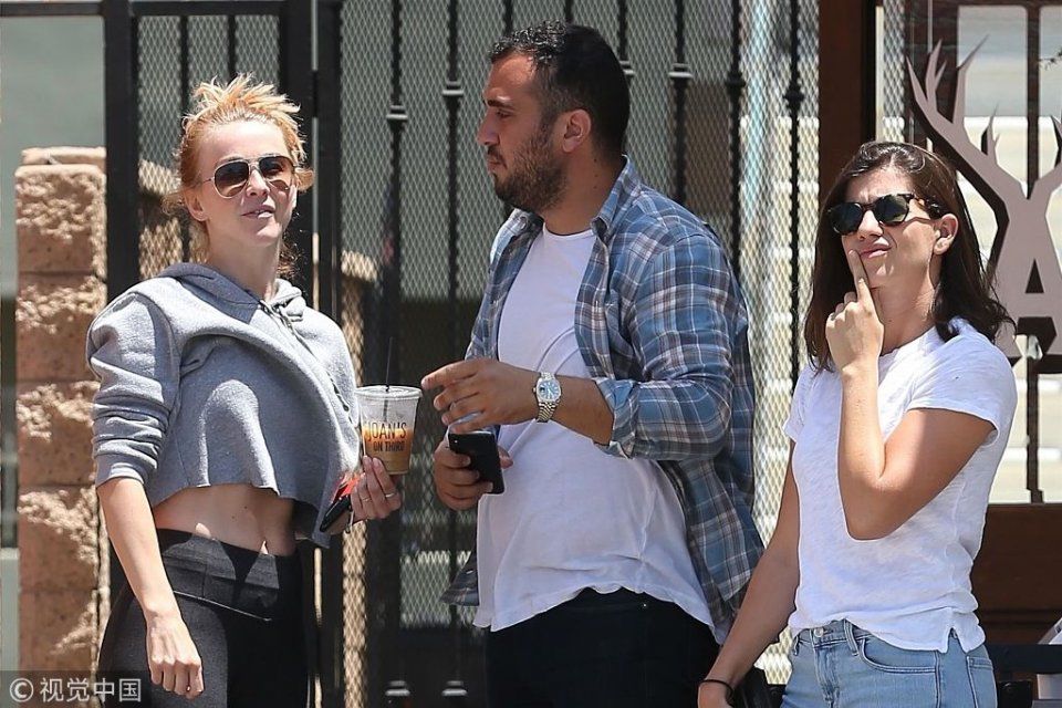 影星朱莉安浩夫素颜笑露皱纹 抬胳膊大秀腰身挥舞国旗真爱国