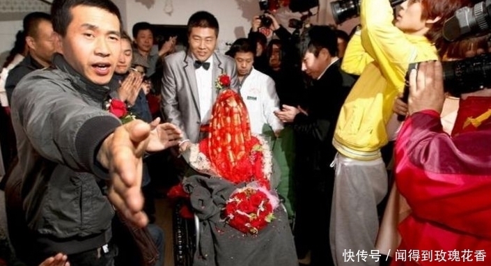  「场婚礼」新娘输着液举行婚礼，医生护士成伴娘，救护车变婚车！