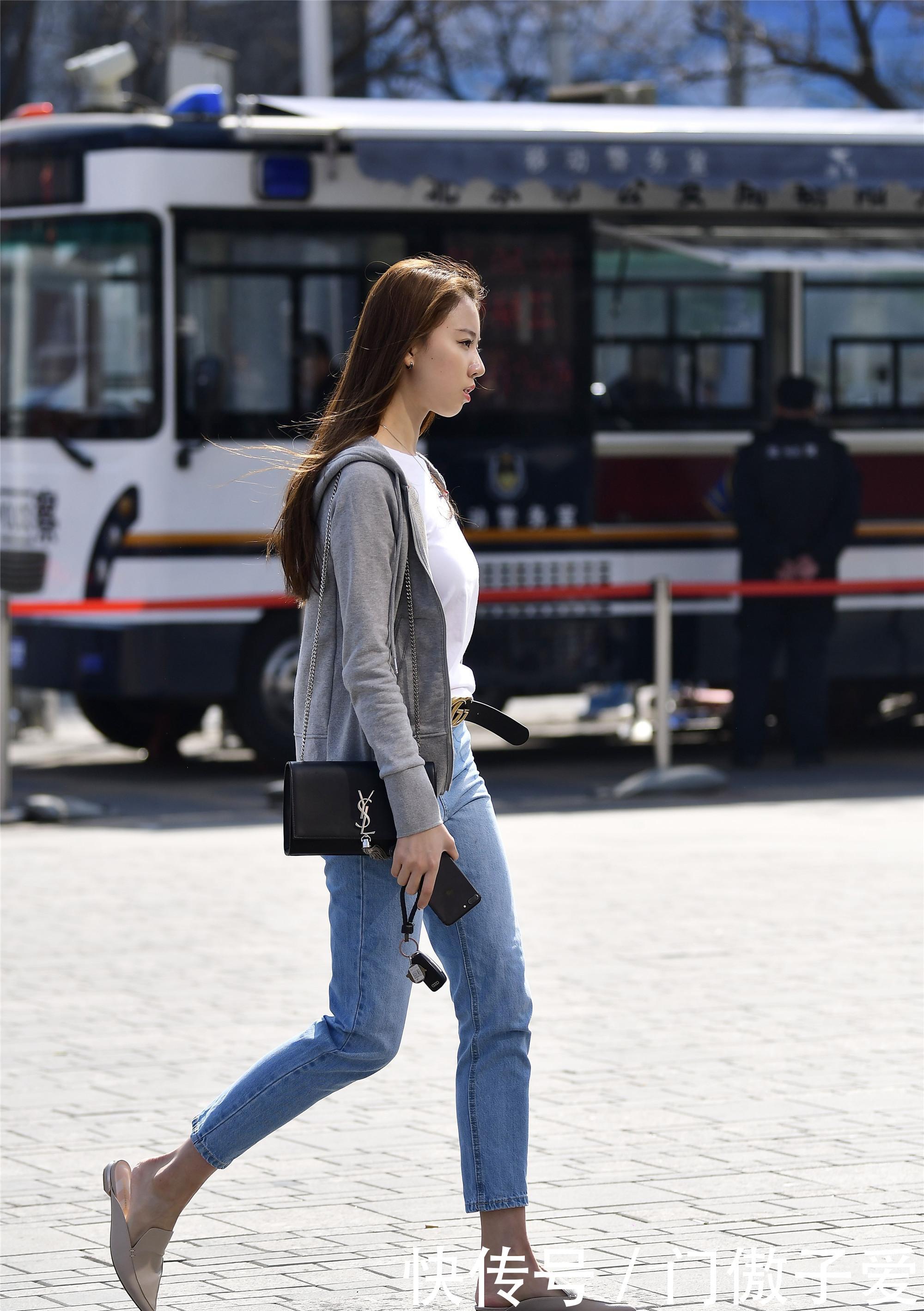 「 感觉」黑色的紧身牛仔裤,散发迷人的女性魅力!,街拍:美女搭配一字肩
