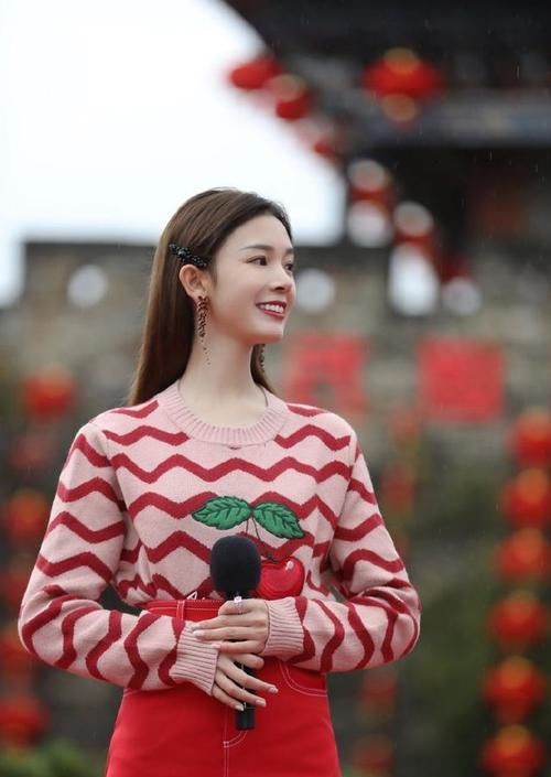 【美女】潮流速递,路人街拍,靓女看起来十分的窈窕,穿简单的短袖T恤,优雅有韵味