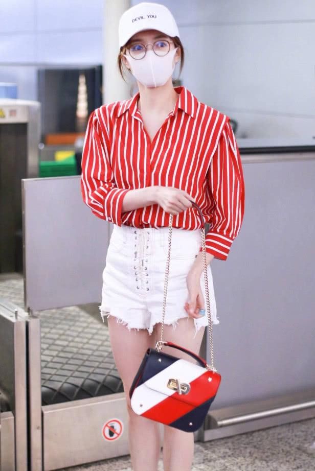 江疏影夏天的短裤都换上了，却还穿着长袜，这才是显腿长的秘诀