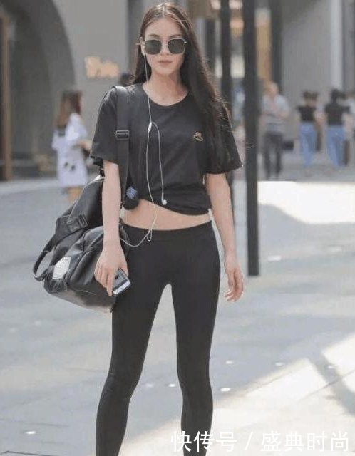 漂亮小姐姐想要回头率，必然要靠时尚紧身裤，成为街头最美丽风景