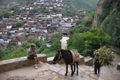 丽江一座小城，居民都住在石头上，整个村庄全是石头建筑！