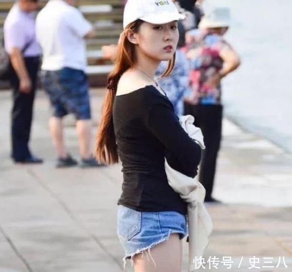 秋月|街拍皎若秋月的美女,一条灰色的连衣裙,时尚气质风范