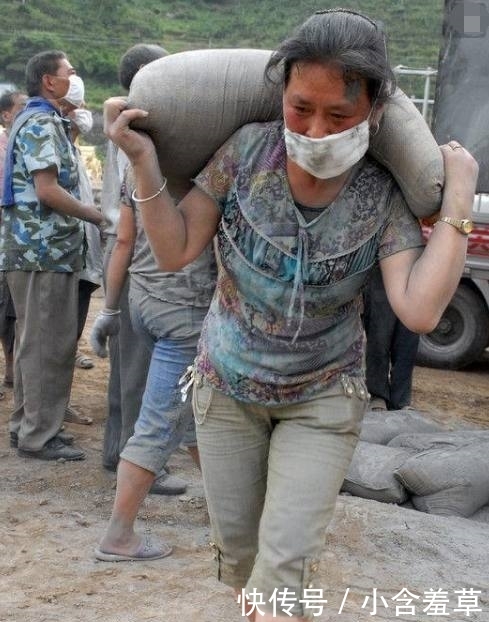 工地上一天300元却招不到人，包工头心急如焚，农民工说出实情