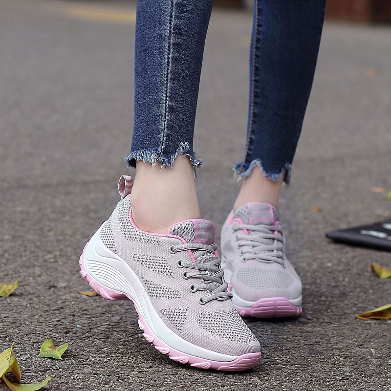 现在早已不兴穿凉鞋了，都流行穿这几款新潮摇摇鞋，时尚又养脚