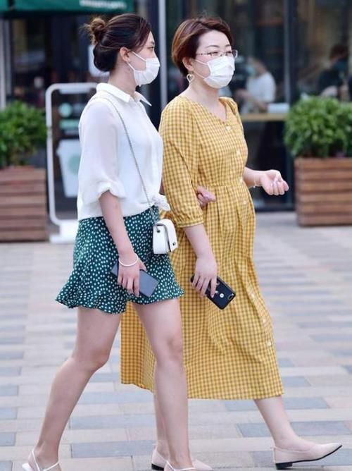  「雪肤」潮范儿女神来了，街拍：雪肤花貌的小姐姐，一条黑色的连衣裙，青春靓丽气质