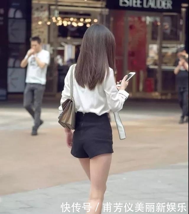 『小姐姐』街拍:黑色上衣配短裙,细长美腿遇上黑色高跟鞋,太美了