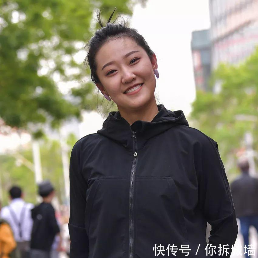  气质@紧身瑜伽裤小姐姐笑靥如花，展现自信气质让人心动