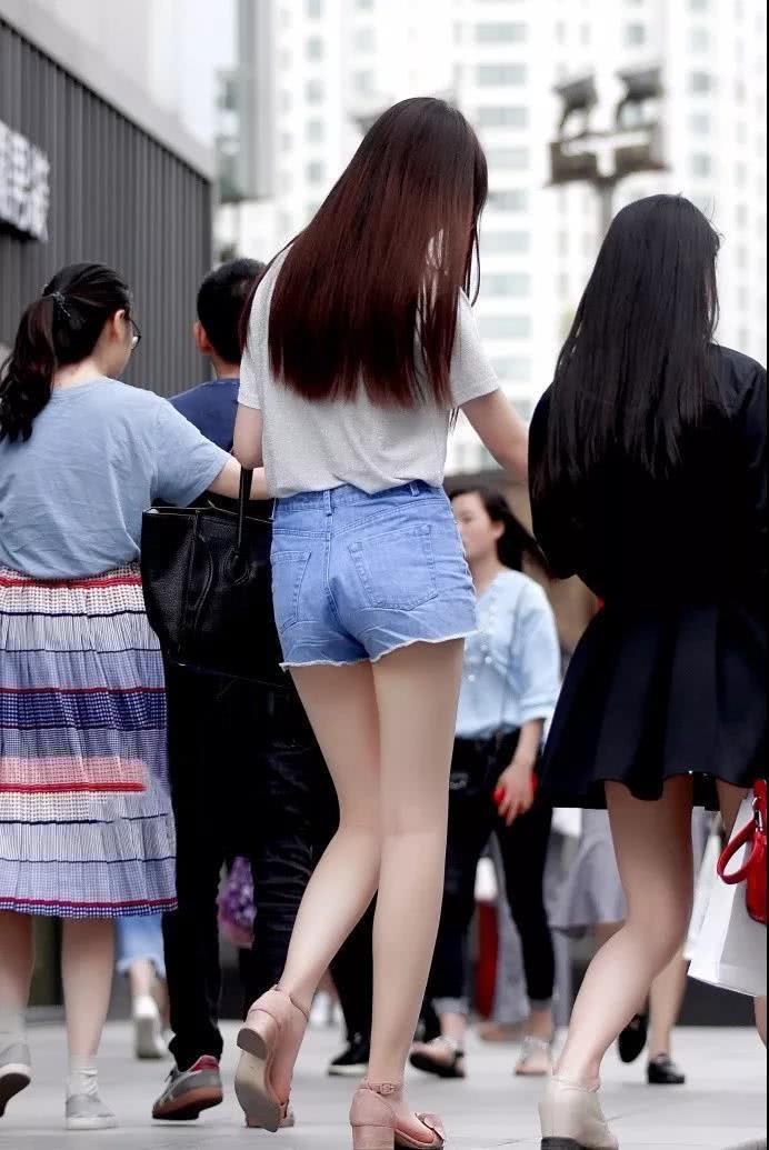 轻质少女紧身裤穿出婀娜身材，高挑的身段有种模特的潜质