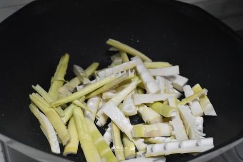  把春笋@春天最馋的一道菜就是它，鲜嫩味美，比有肉还要香，简单炒就好吃