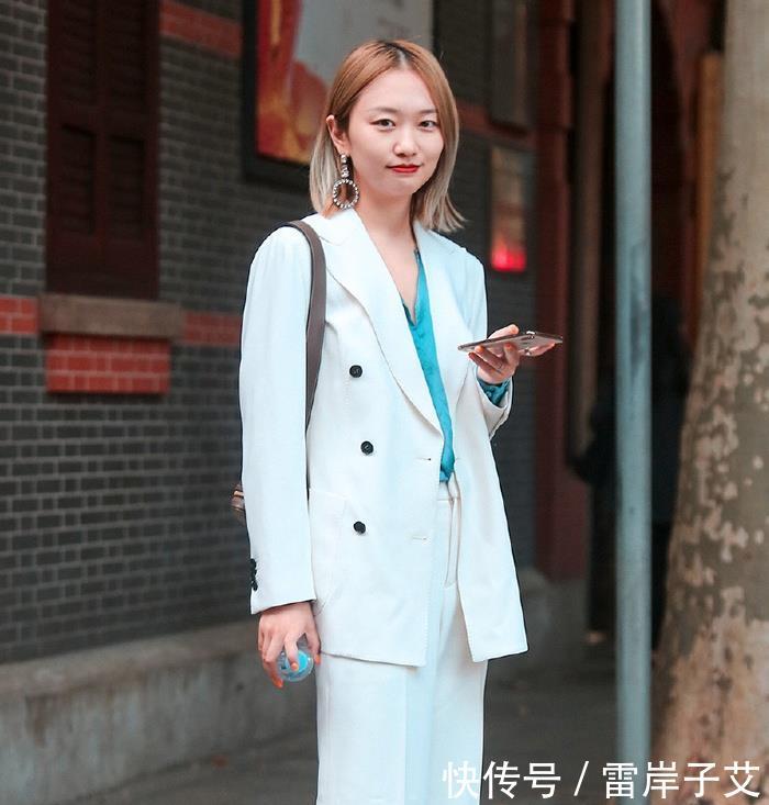  [凸显]街拍：橘色毛衣搭配A字裙的小姐姐，凸显腿长的基本搭配