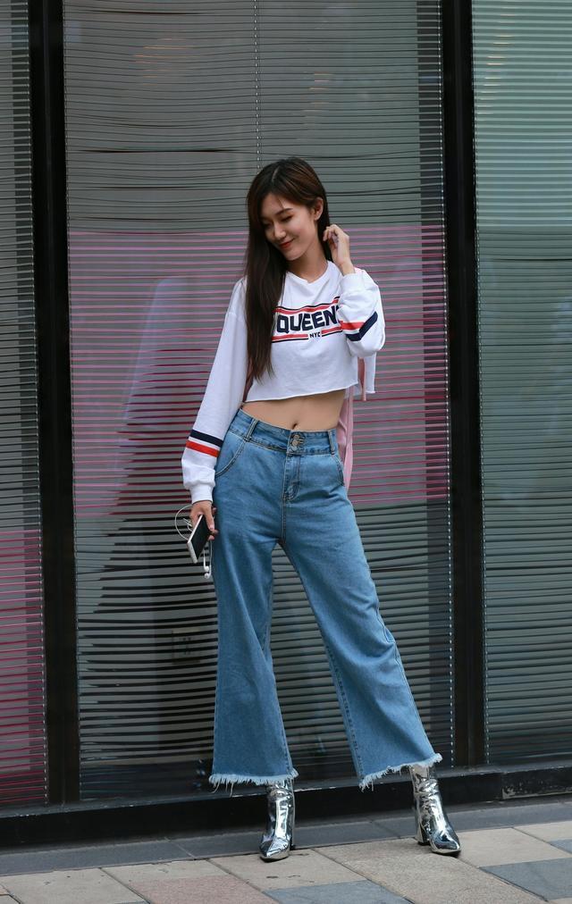 美女街拍：青春漂亮袅袅娜娜，身材真完美！