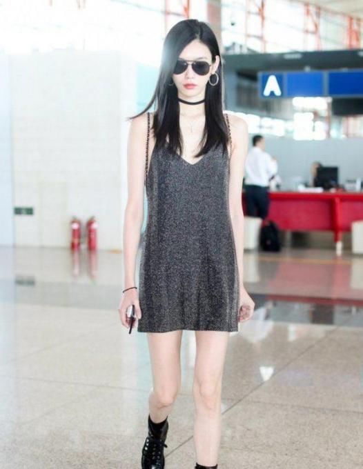 奚梦瑶厉害了，穿真丝吊带睡衣就敢出门，网友：千万别弯腰