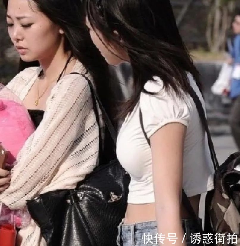 丰满小姐姐紧身上衣，大秀丰满傲人好身材，让人看不够