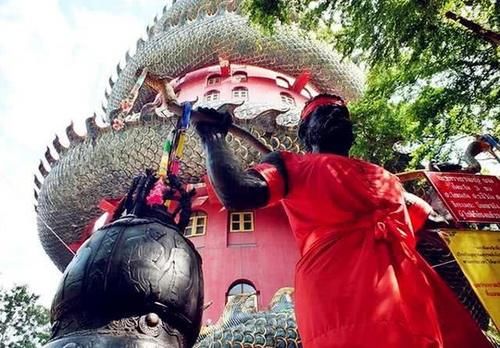 最霸气的寺庙,龙身盘旋在建筑上当楼梯,不愿成为旅游景区