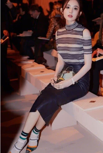 娜扎真是胆大，居然在凉鞋上套袜子，网友：有颜值穿搭果然任性！