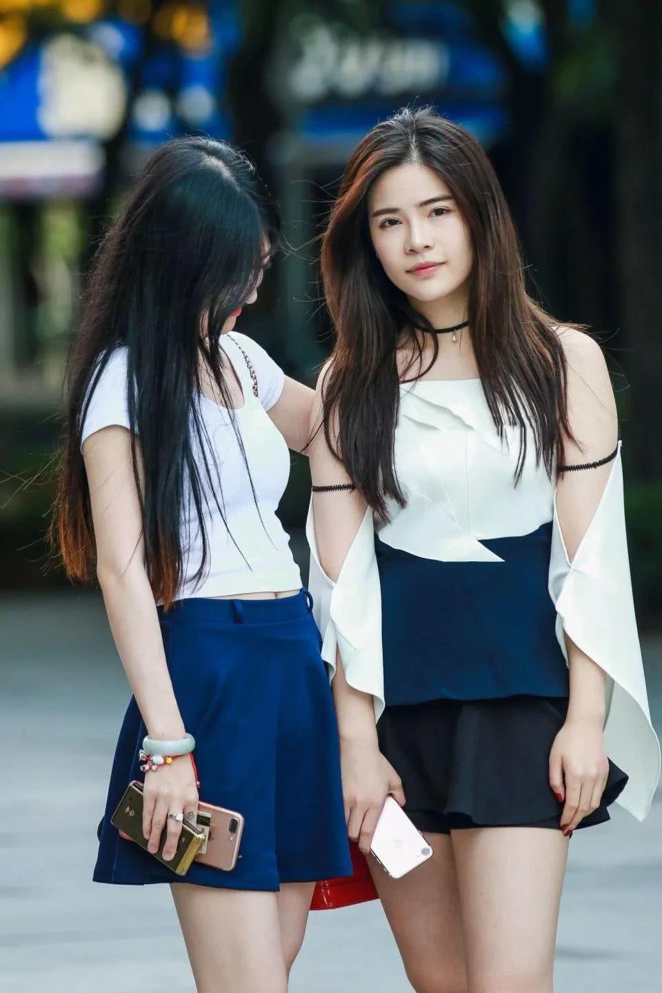 街拍美女，动感时尚与大气温婉的美让街头变成秀场……