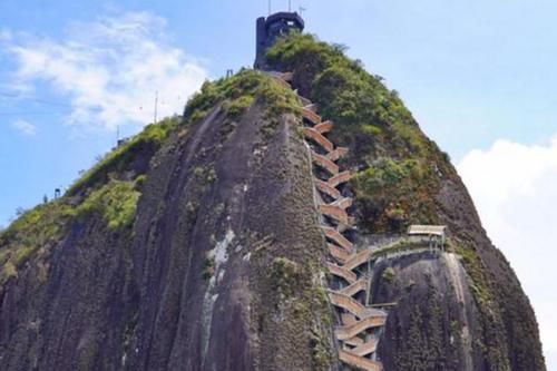 最“陡峭”的房屋，建在200米的巨石上，回次家要爬半天