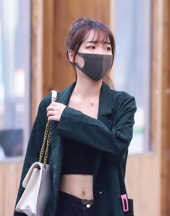  #美女#街拍：身材高挑的美女，一条米色的连衣裙，穿出时尚魅力女人味