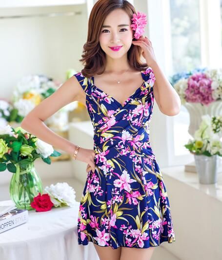 笑容甜美的泳衣美女，展现出苗条细腻的身姿，散发着优雅的女人味