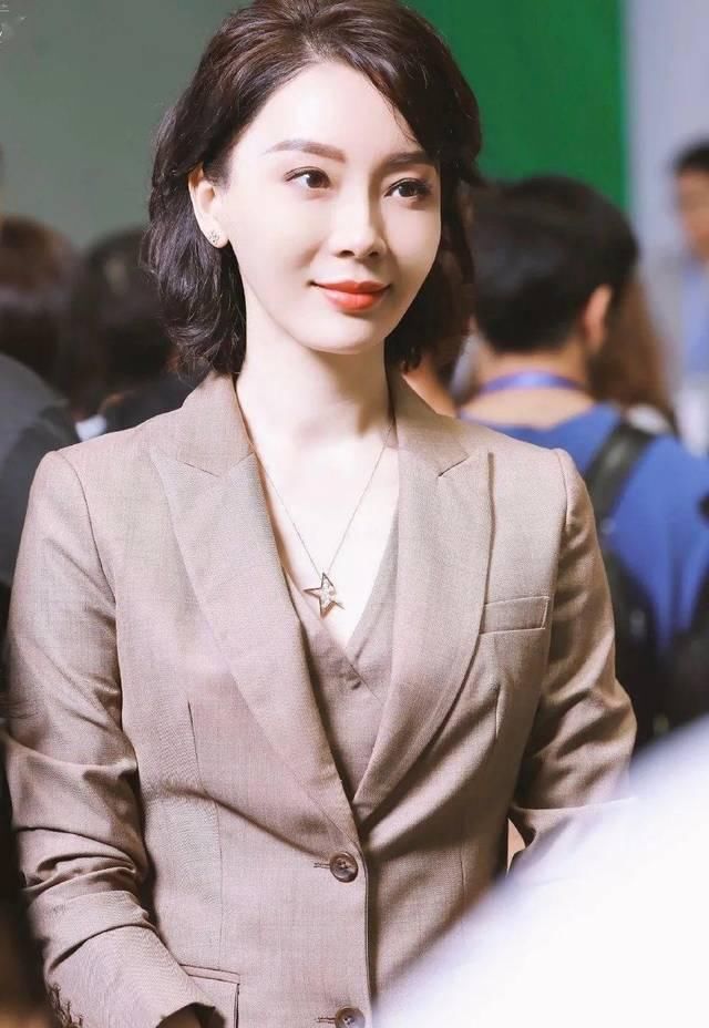  搭配方：西装背心？没错！女生开春抢先扮酷搭配的个性单品