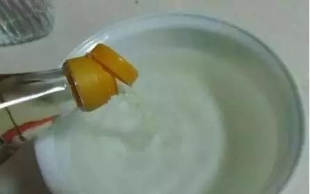 食盐和白醋混一起，处理了夏天全部年轻人的烦恼，真的太实用了!