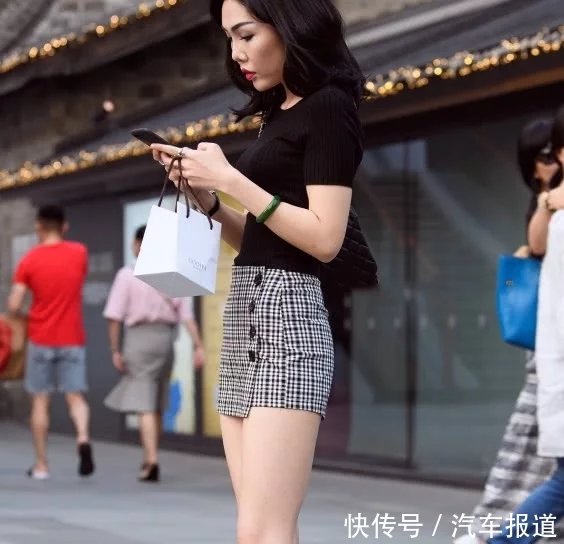 气质小姐姐格子裙显出好身材，摇摆的身姿，看了背影让人着迷