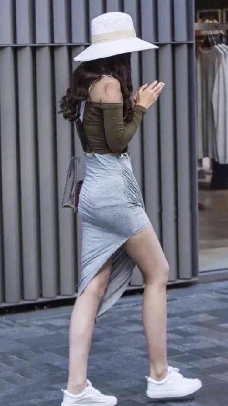 性感街拍丨穿背带裙的姑娘，拥有天使面容魔鬼身材!
