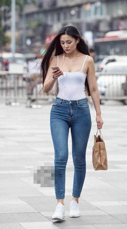 街拍：能在夏天驾驭紧身牛仔裤的美女，下半身也得有“肉感”！