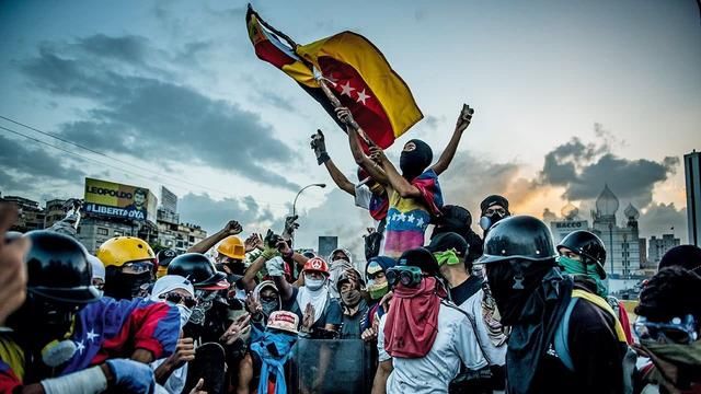 委内瑞拉军队宣誓:外国势力要推翻马杜罗,就要