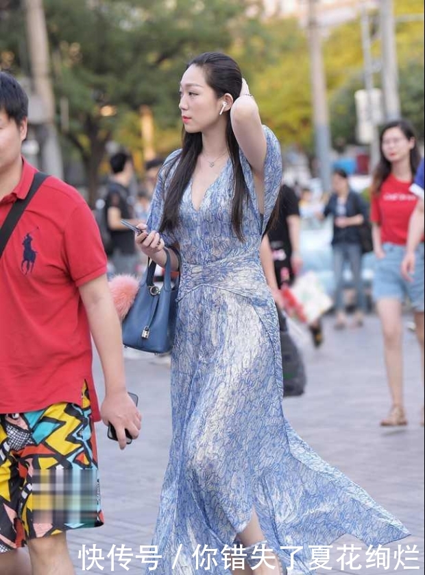 简直@阿姨年纪也大了,穿一层布料设计单薄裙子,简直是仙女下凡吧?