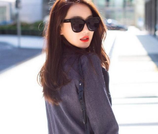 同样是穿风衣，迪丽热巴和戚薇两个人的差别也太大了吧!