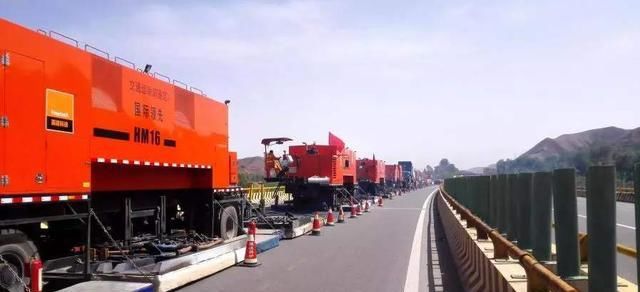 中国最霸气车队，高速上时速150米，所有车辆一律避让