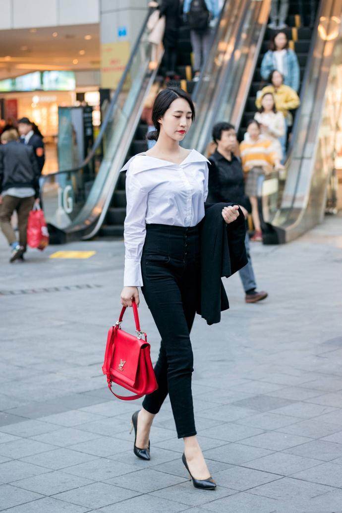 素人街拍: 运动内衣尽显丰满身材, 想做第四位小姐姐的男朋友