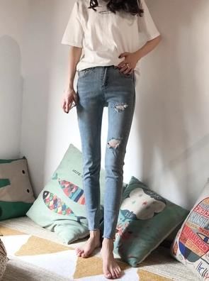 紧身牛仔裤,勾勒腿部线条,显瘦又时尚