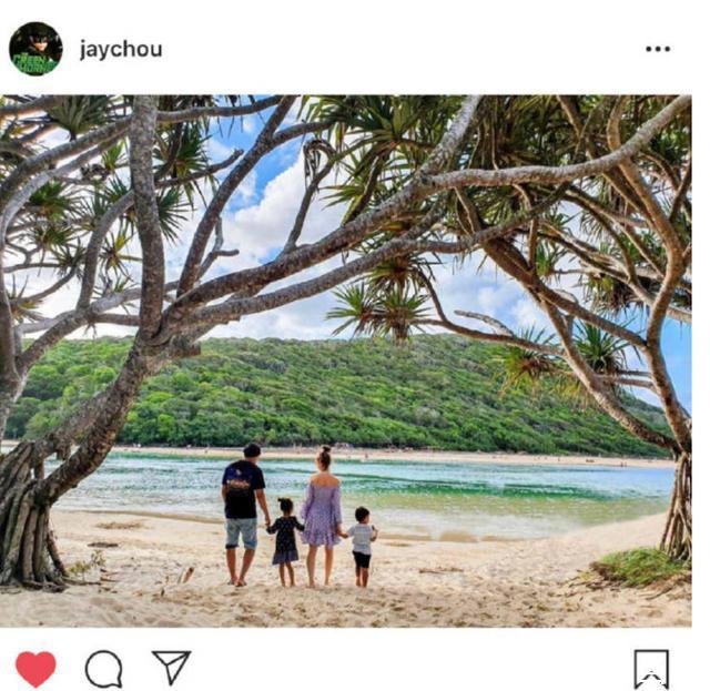  【儿子】周杰伦晒全家福，一家四口手牵手，2岁儿子身高快赶上姐姐