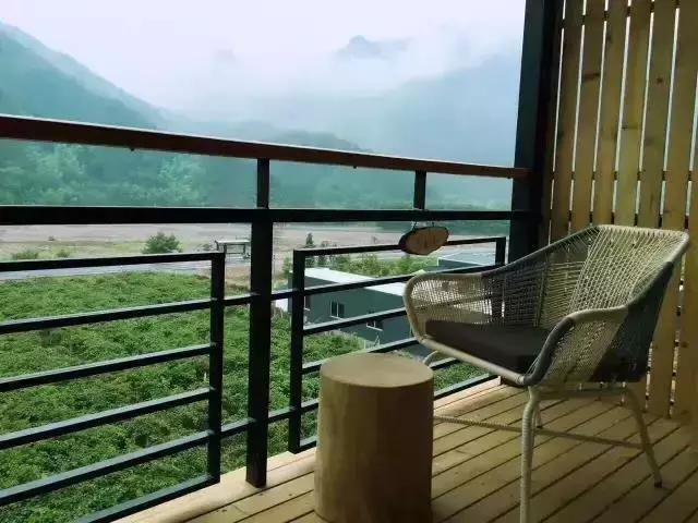 工作20年就退休，带4个闺蜜归隐山林，过上神仙般的生活