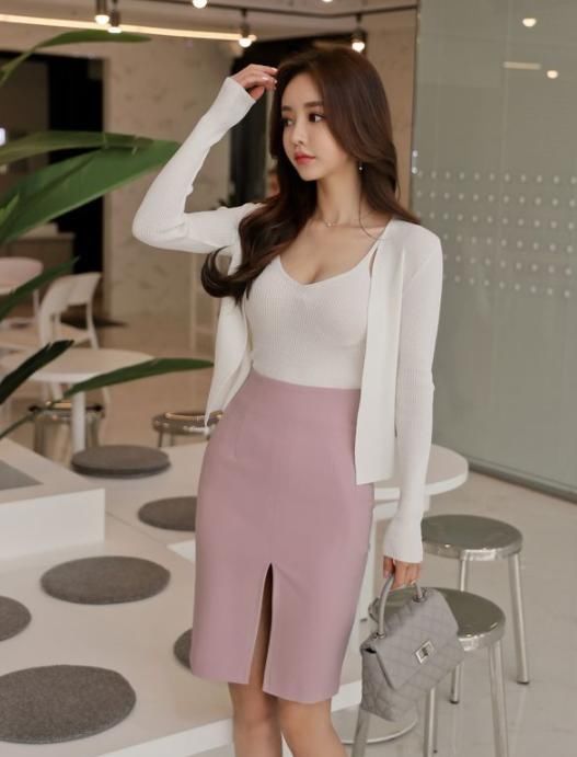 曼妙身材的紧身裙美女，魅力十足，轻松脱颖而出