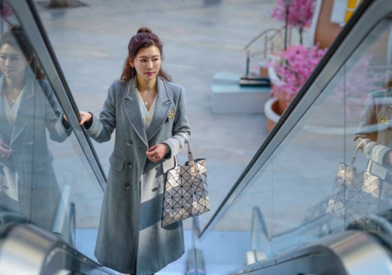 实拍:云南50岁退休大妈冻龄不老，与25岁女儿同出门似姐妹