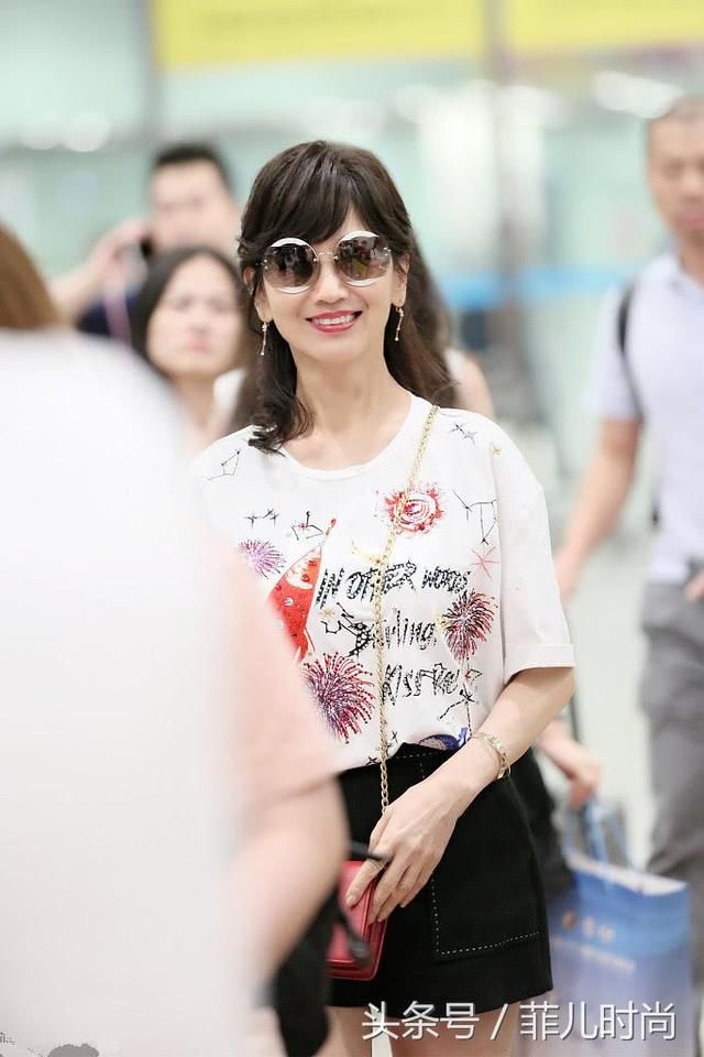 赵雅芝短裤短到大腿根,特意用包包挡住重点,网友:别再装嫩了