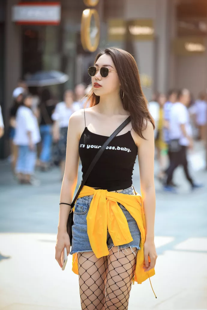 路人街拍，黑色紧身上衣搭配牛仔热裤和渔网袜，性感好身材，很美