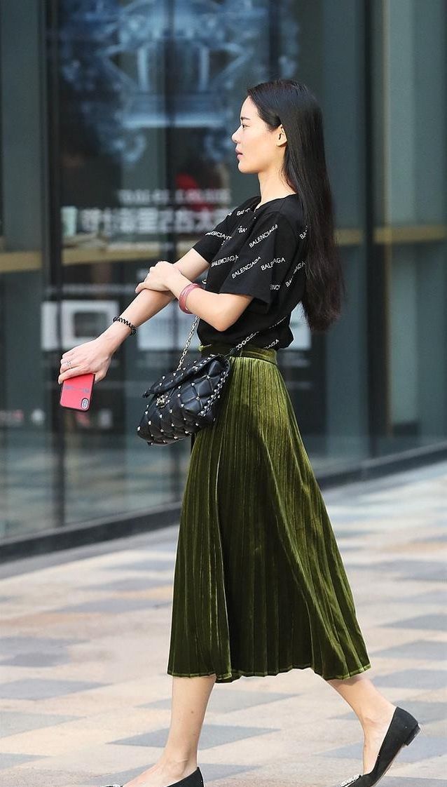 难忘:街拍:长发披肩的小美女,身穿黑色上衣搭配半身裙,完美身材让人过眼难忘