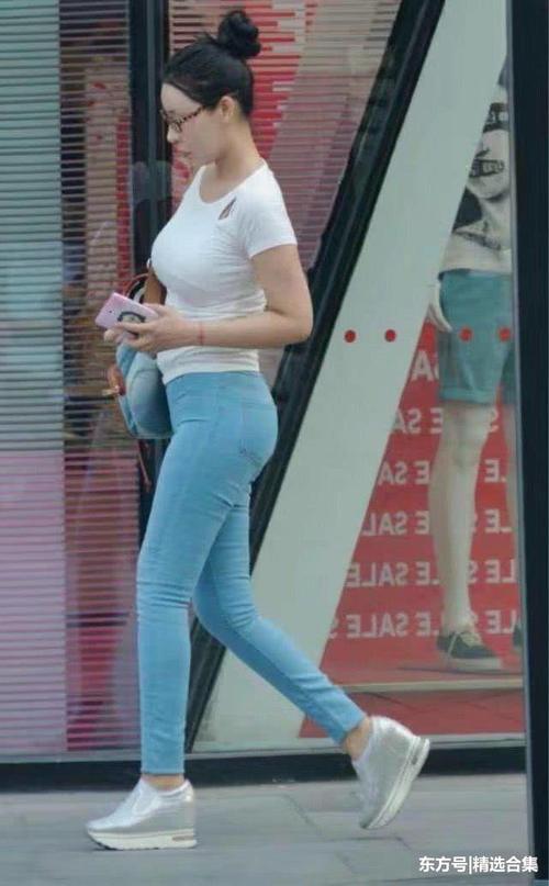 街拍：两个美女牛仔裤搭配不同的上衣，却美得不同寻常