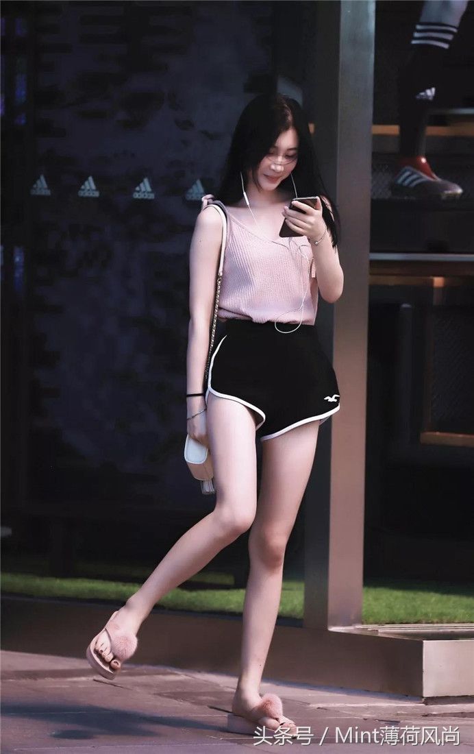 成都街拍:炎热夏季姑娘们清凉出行简约又时尚，你最喜欢哪一位?