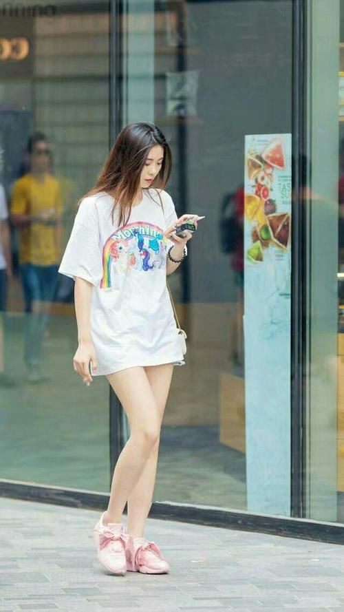 街拍：图2包臀裙美女很清纯图3吊带裙美女在遛狗